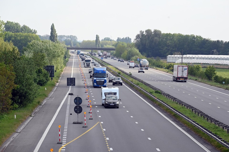Sinds februari is de rechterrijstrook op de E403 richting Brugge tussen Moorsele en Roeselare afgesloten en dat zal de komende maanden ook zo blijven, zelfs al wordt er niet gewerkt. 
