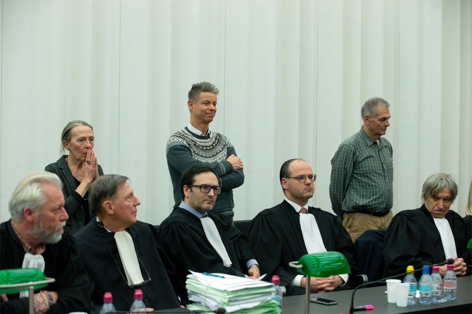 De drie beschuldigden op de achtergrond: v.l.n.r. Lieve Thienpont, Frank De Greef en Joris Van Hove. 