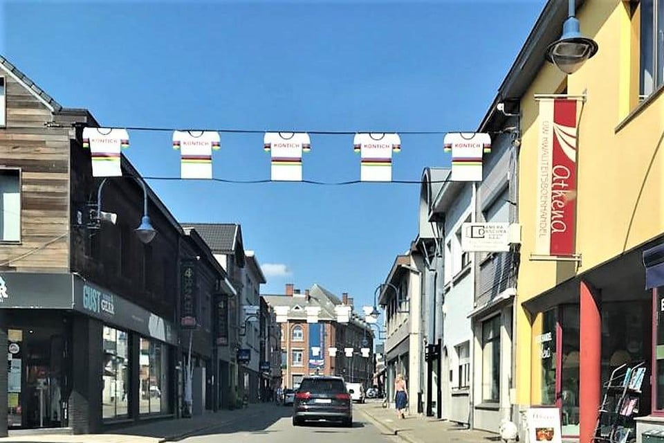 De banners die in Kontich een speciale gelegenheid aankondigen, hebben een WK-tintje gekregen.