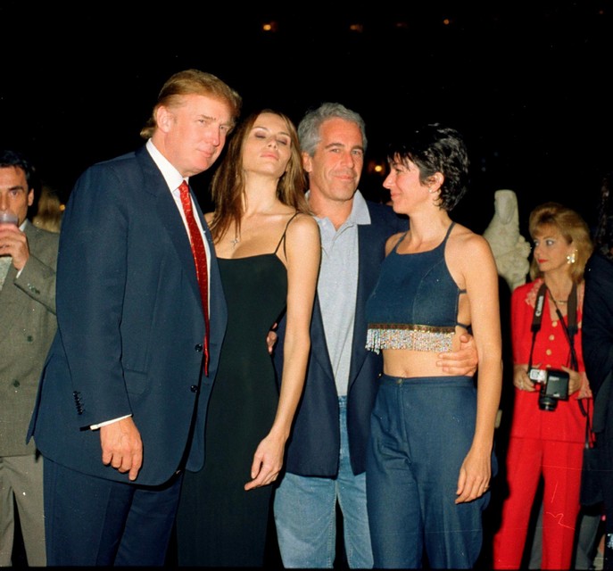 Van links naar rechts: de voormalige president Donald Trump, zijn echtgenote Melania Knauss, zedendelinquent Jeffrey Epstein en Ghislaine Maxwell.  