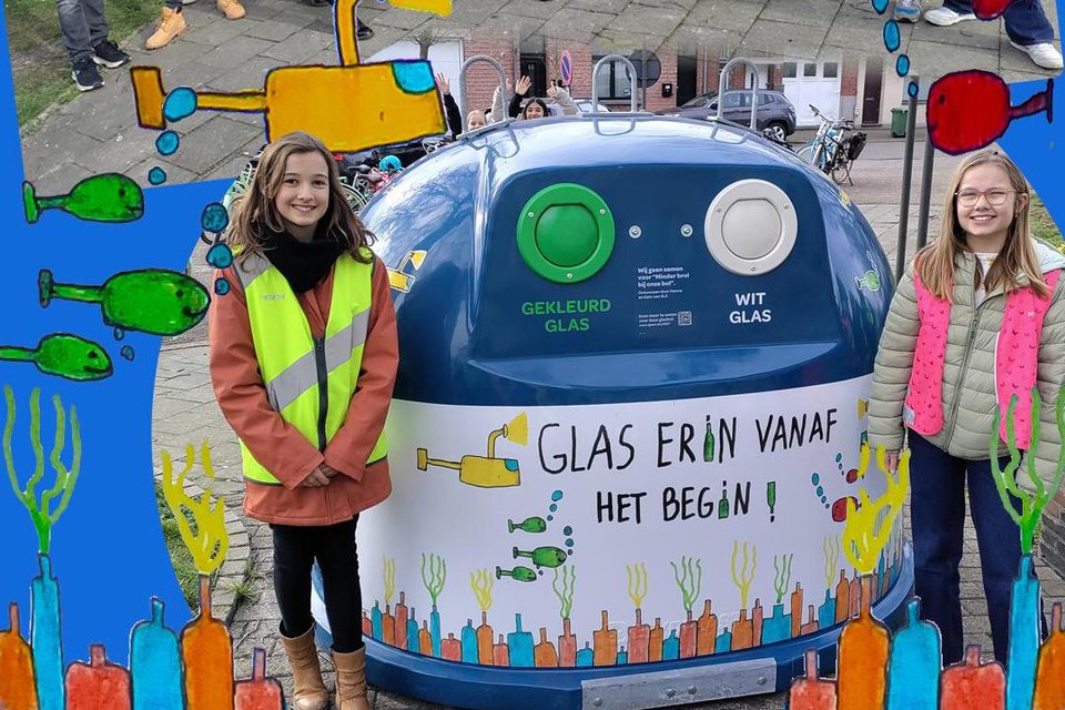 Hanne en Kato staan bij een van de glasbollen waarop een van hun tekeningen prijkt.