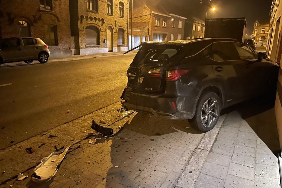 De Lexus is volledig vernield door het ongeval. 