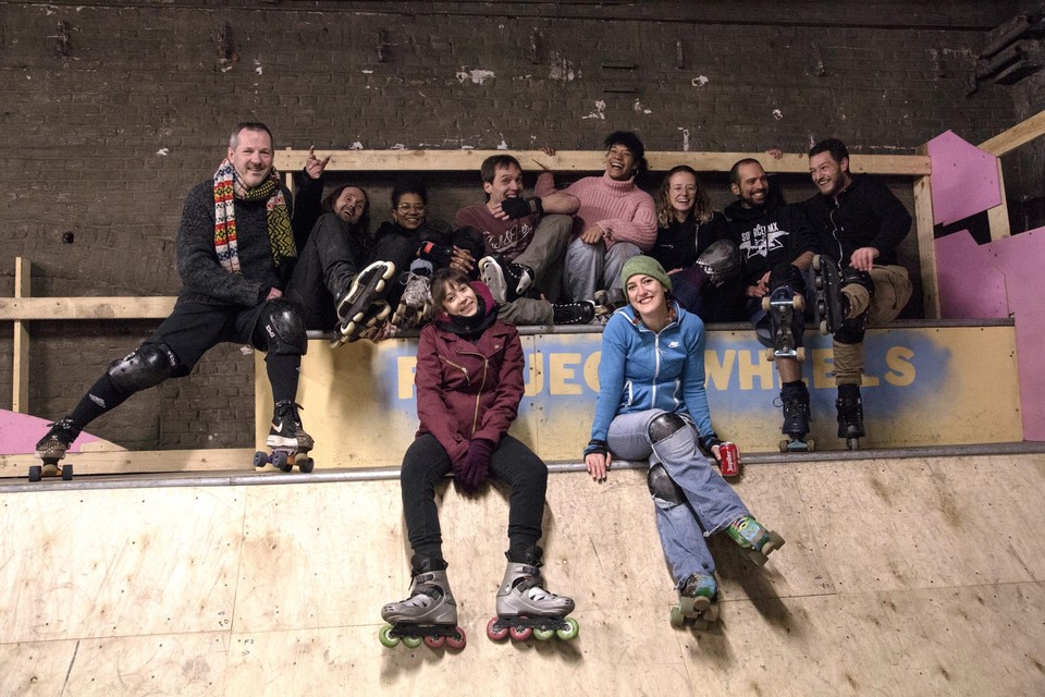 Poppy (bovenaan met roze trui) en haar vrienden namen het skatepark in Erembodegem zaterdag in gebruik. 