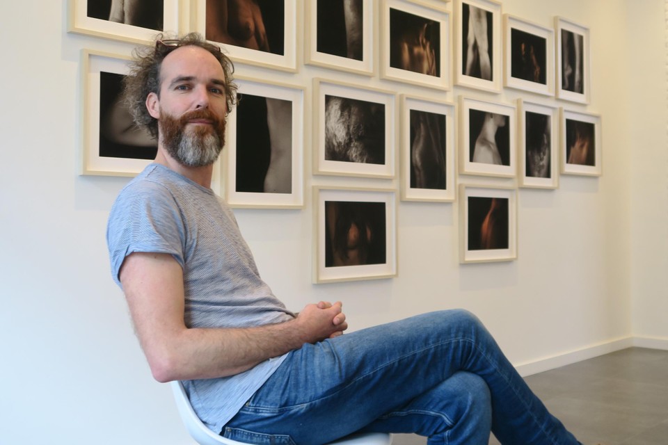 Emanuel Maes in zijn Studio Cordula tijdens een fototentoonstelling met eigen werk, eind 2021.