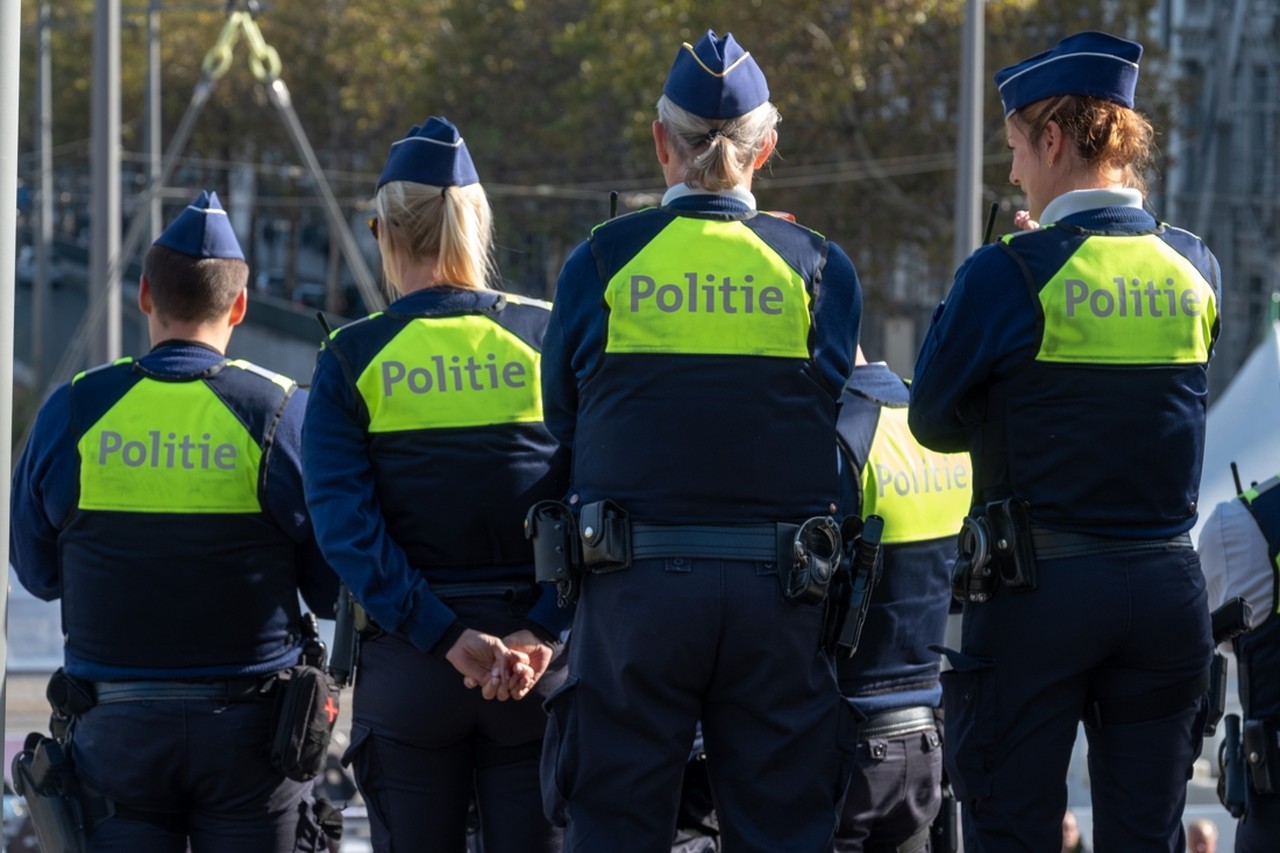 Socialisme En team escort Zijn de Antwerpse politie-uniformen en combi's binnenkort illegaal? | Het  Nieuwsblad Mobile