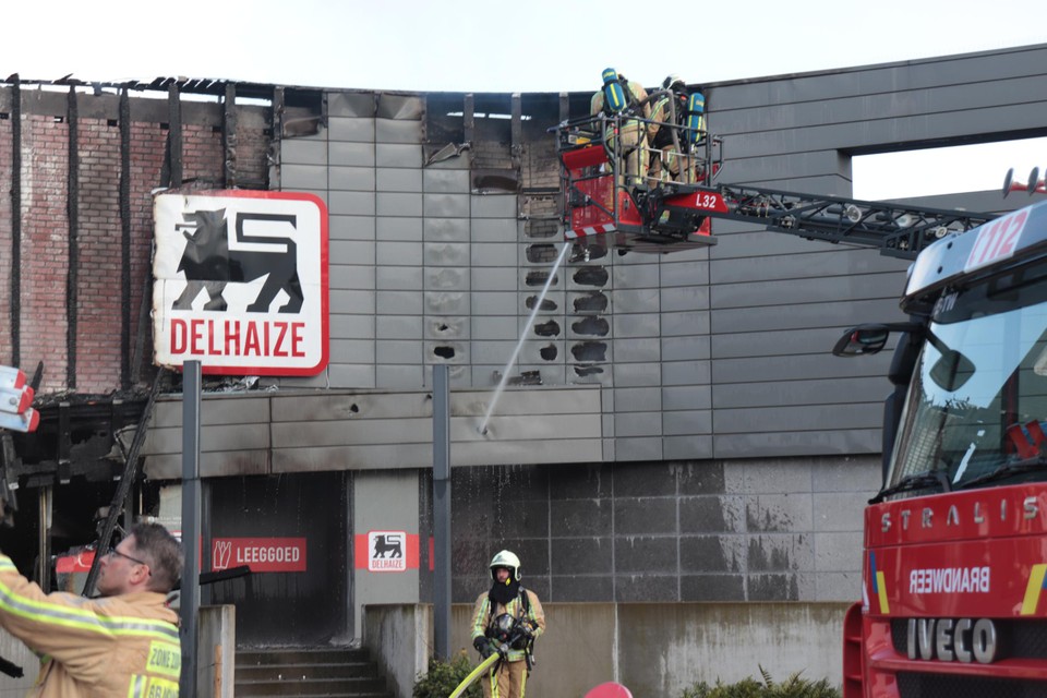 De brand vernielde een groot deel van de voorgevel van de winkel, maar ook binnen was de schade aanzienlijk.