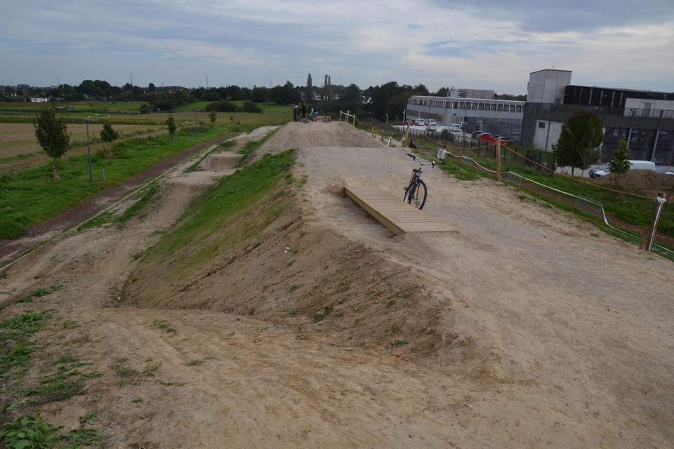 De grond die werd afgegraven voor de aanleg van de padelclub werd door de gemeente ingericht als bmx-parcours.