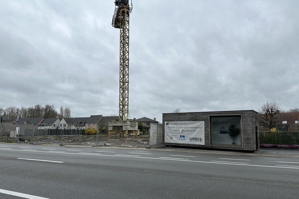 De torenkraan staat intussen recht in de Kortrijkstraat, maar bouwen is er vooralsnog niet toegelaten.