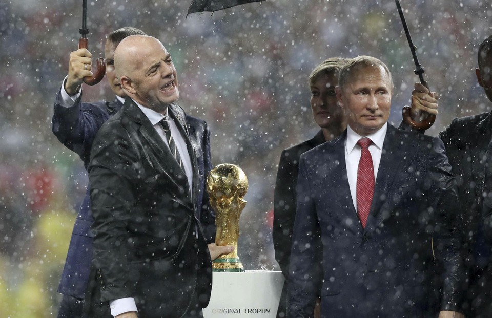 FIFA-baas Gianni Infantino met Russisch president Vladimir Poetin op de finale van het WK 2018 in Rusland. 