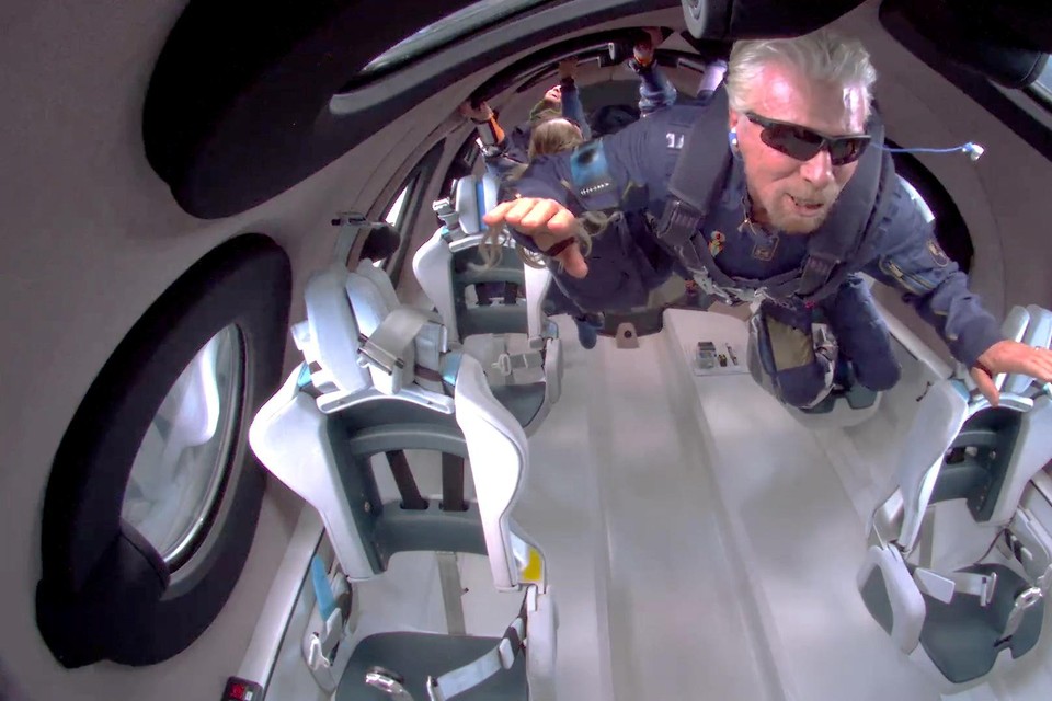 Topman Richard Branson tijdens zijn eigen ruimtevlucht. 
