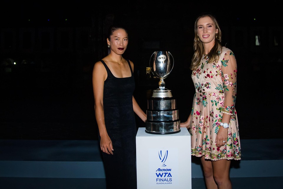 Elise Mertens en Su-Wei Hsieh poseerden al eens bij de trofee. 