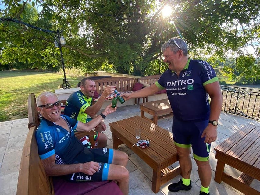 De drie fietsers genieten van een zware, maar succesvolle rit van een verdiend fris pintje.