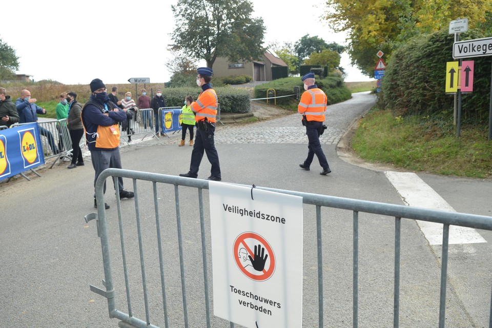 De politie voerde extra controles uit, zoals hier op de top van de Wolvenberg in Volkegem. 
