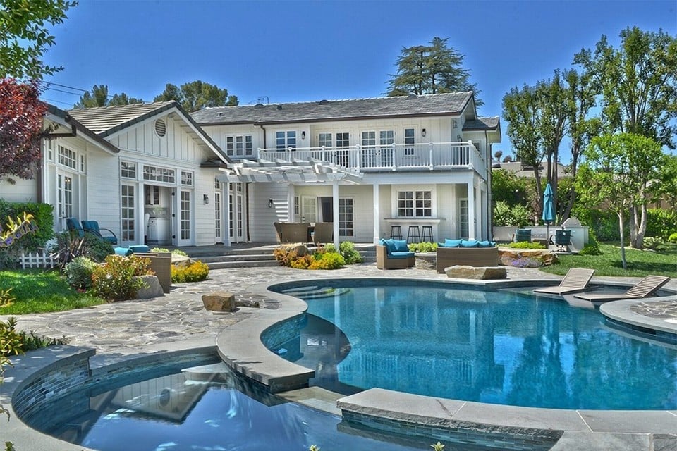 Binnenkijken in de witte luxevilla van Selena Gomez | Het ..., image size:960x640