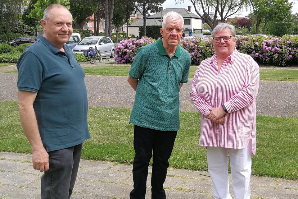 Ronny Broeckx en Juliette Geyskens namen tien jaar geleden de opvang van Franske (midden) over van Ronny‘s ouders, zodat hij al zestig jaar bij dezelfde familie woont. 