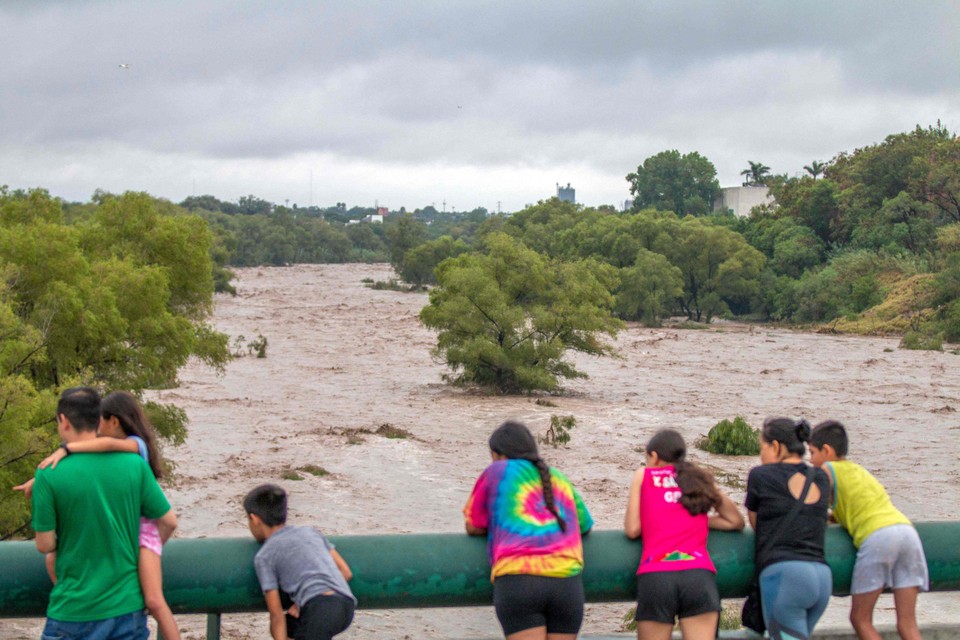 De Santa Catarina-rivier in Mexico staat hoog na de tropische storm Alberto.