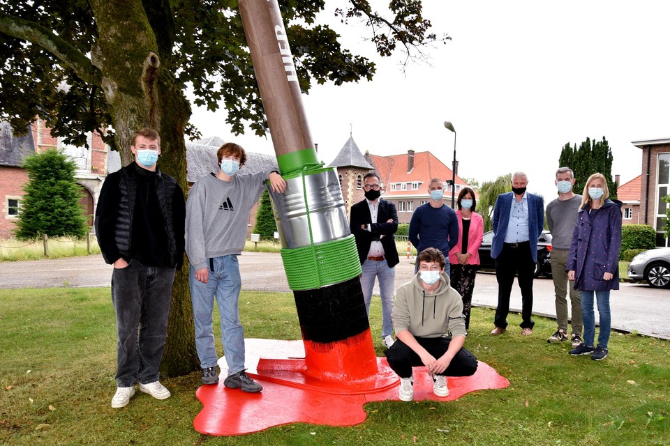 Leerlingen van het i-Mas in Stevoort willen met deze ‘bloedende verfborstel’ aandacht vragen voor het bouwonderwijs. 