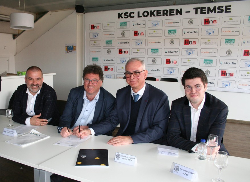 Voorzitter Hans Van Duysen en burgemeester Anthuenis zetten hun handtekening onder de erfpachtovereenkomst.