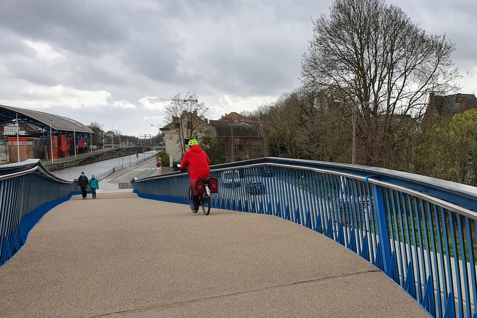 merk op Ontdekking aantal Ruzie over vier meter brede brug die verboden is voor fietsers: “Zwakke  weggebruikers worden tegen elkaar opgezet” (Halle) | Het Nieuwsblad Mobile