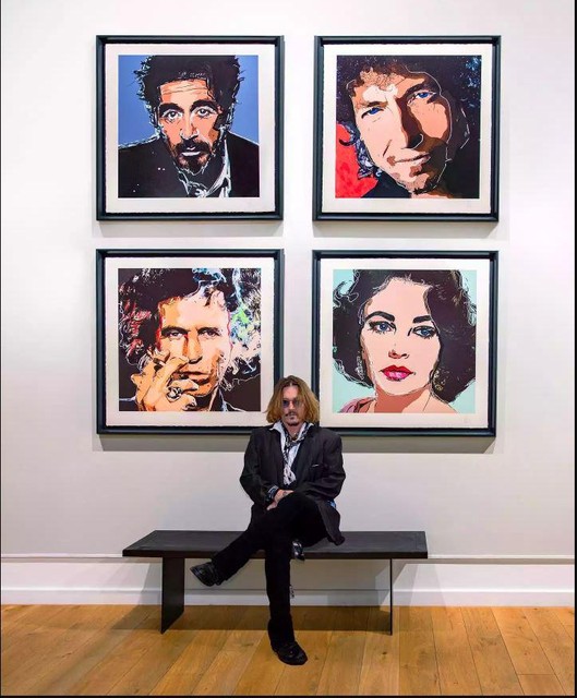 Depp bij de prints van zijn eerste expositie, met Bob Dylan, Keith Richards, Al Pacino en Elizabeth Taylor.