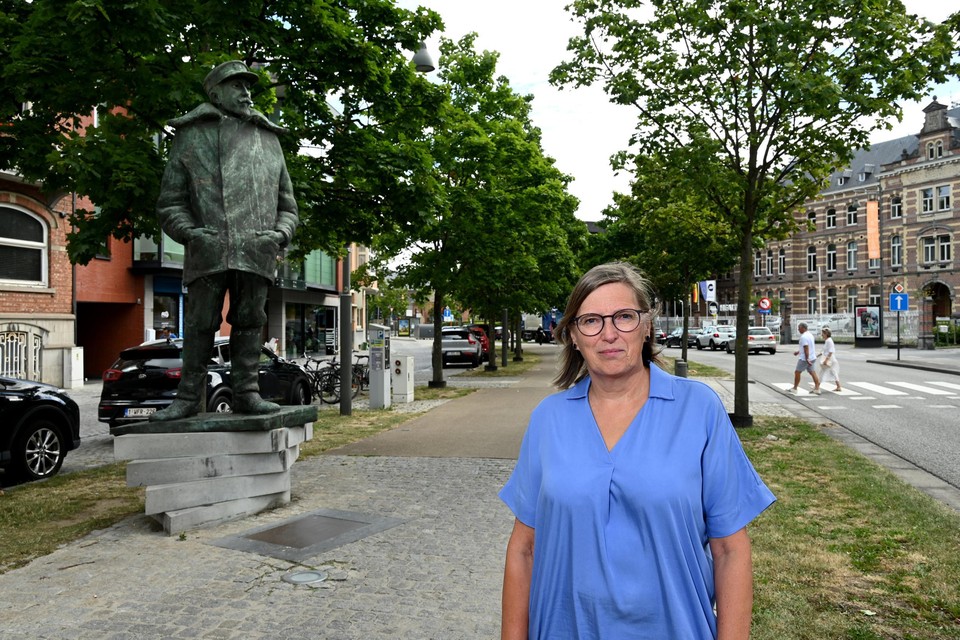 Ann Delbeke van Het Stadsmus bij het standbeeld van Adrien De Gerlache, die op pinguïndieet ging. 
