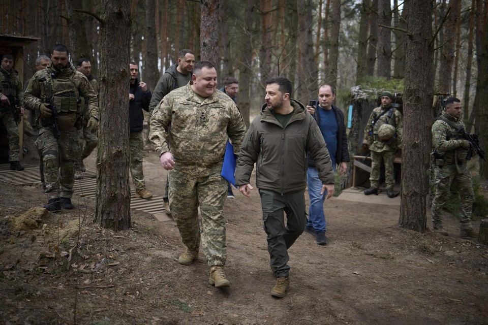 Volgens Zelenski (rechts) hebben hij en zijn leger “de situatie gestabiliseerd”.