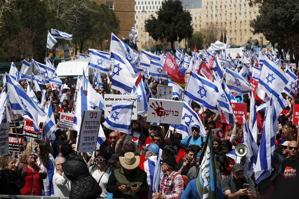 In verschillende Israëlische steden, zoals Jeruzalem, komen mensen op straat.