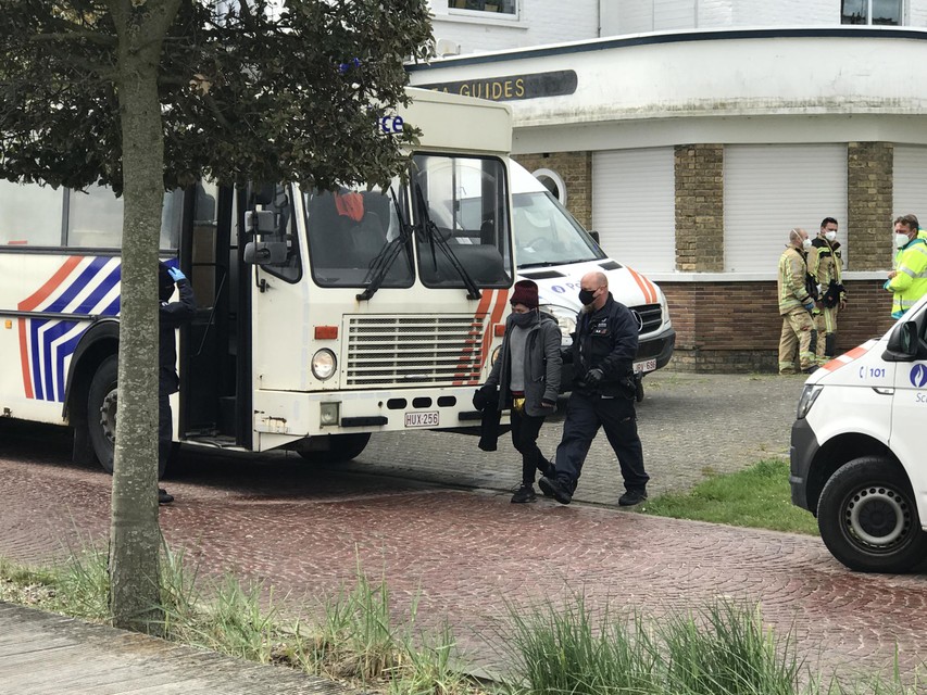 Een bus zal de vluchtelingen overbrengen naar Zeebrugge, waar ze ondervraagd zullen worden met tolken. 