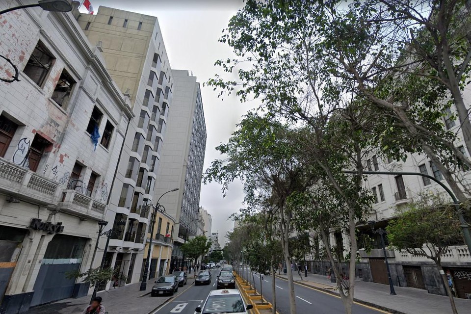 De Avenida Nicolás de Piérola, met links hotel El Plaza.