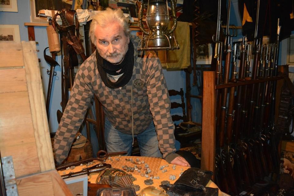Johan heeft in zijn woning een klein privémuseum met onder meer wapens en projectielen. Een deel daarvan werd in beslag genomen.