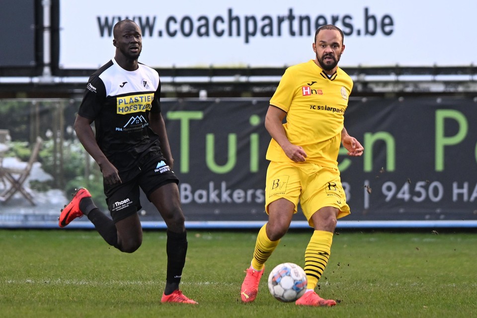 Francois Kompany (SC Lokeren-Temse) ontzet de bal voor de neus van Ibrahima Mbaye (Eendracht Aalst). 