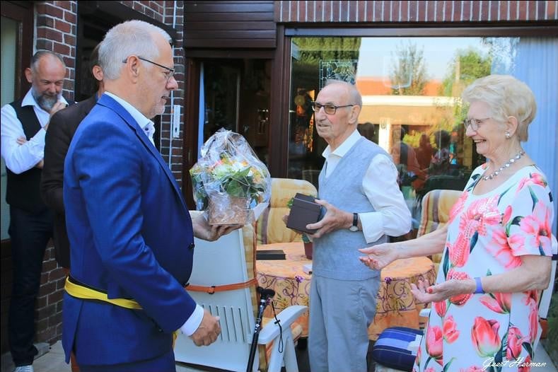 Bloemen, wijn en een medaille van het lokaal bestuur