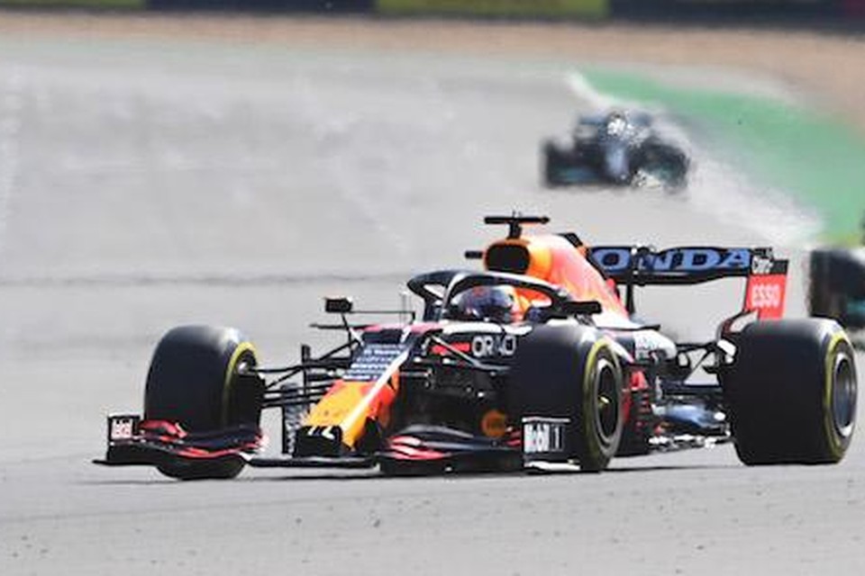 zin breedtegraad Vervallen Max Verstappen wint allereerste sprintrace in de Formule 1 en deelt  Hamilton een tik uit | Het Nieuwsblad Mobile