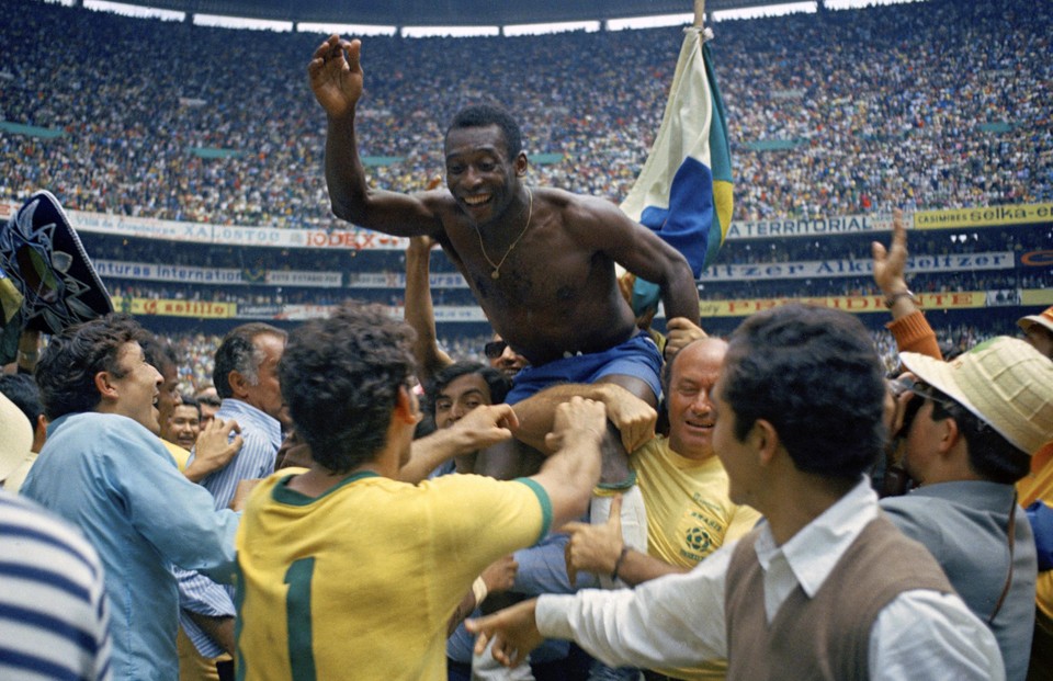 Pele wordt in 1970 gevierd voor zijn derde wereldtitel met Brazilië. 