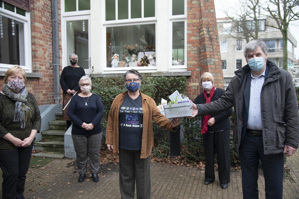 Burgemeester Wilfried Vandaele (N-VA) zette de vrijwilligers in de bloemetjes.