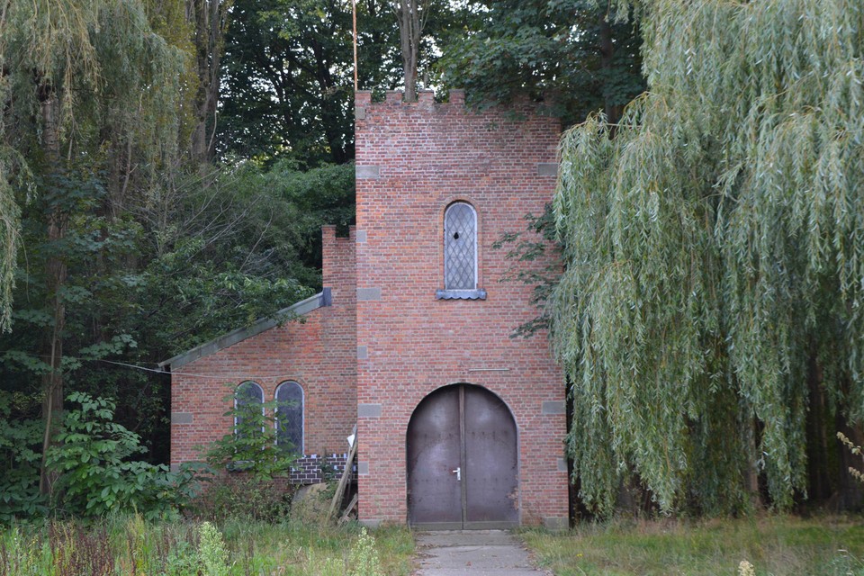 Het kerkje van het voormalig Engels kamp. Er zal onderzocht worden of het enige erfgoedwaarde heeft.