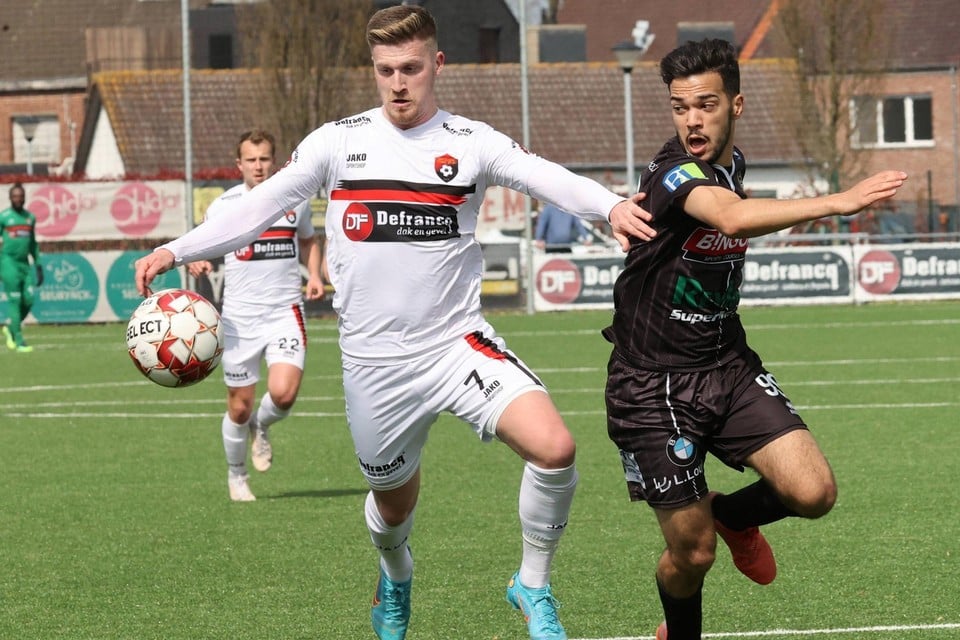 Tibo Van De Velde gaat voorbij Aissa Saidane.