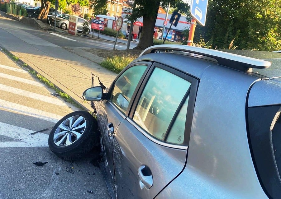The car was completely destroyed after the collision, the perpetrator is without a trace.
