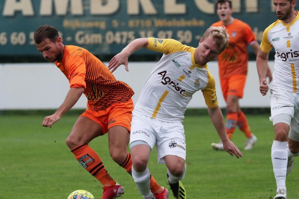 Wielsbeke-Boezinge: Glenn Maddens sneller op de bal dan bezoeker Joppe Van Heuverzwyn.