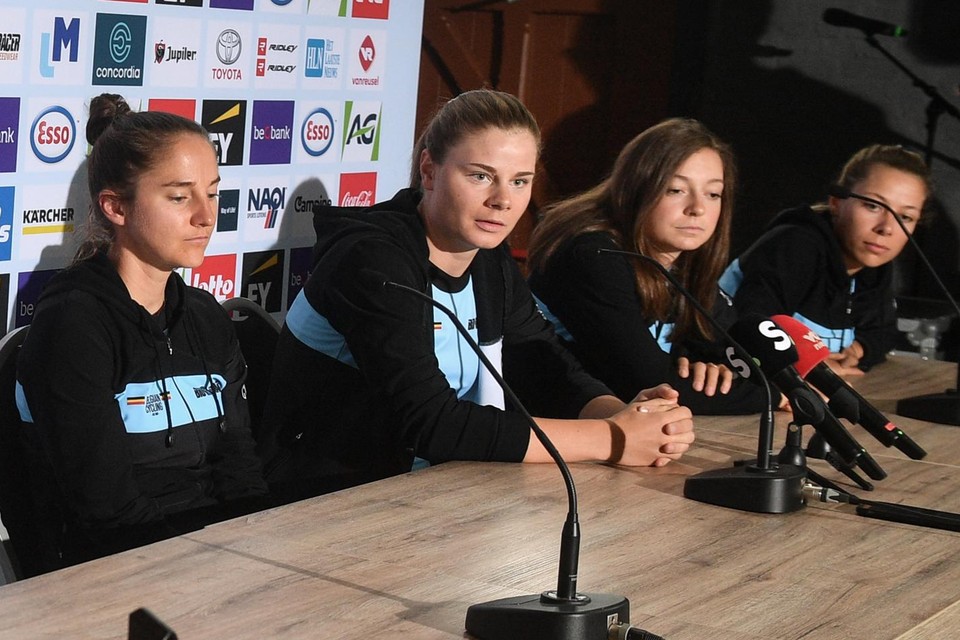 De drie West-Vlamingen naast hun kopvrouw. V.l.n.r. Valerie Demey, Lotte Kopecky, Jesse Vandenbulcke en Shari Bossuyt.