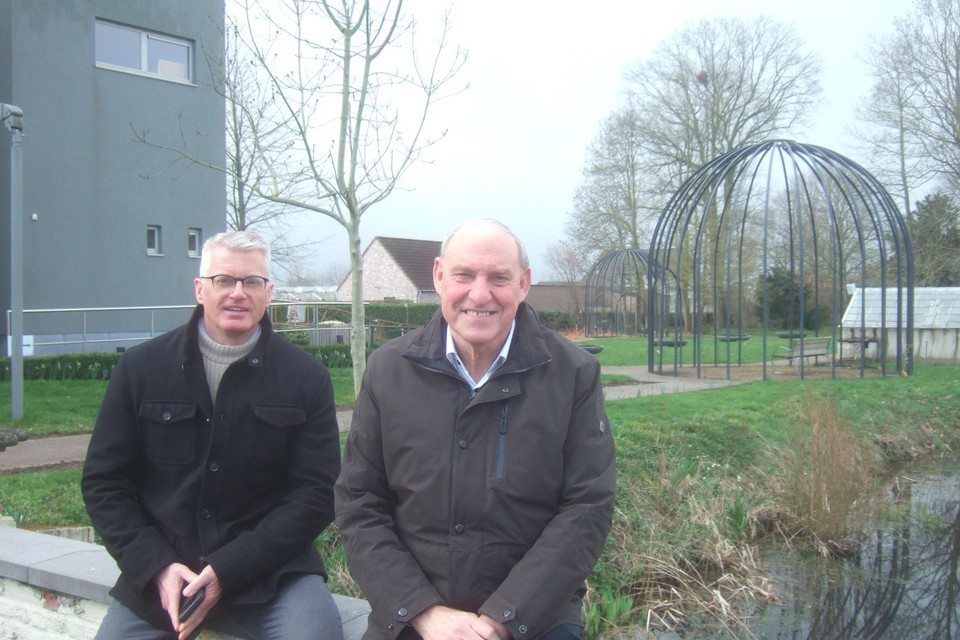 De burgemeester van Lochristi en Wachtebeke, Yves Deswaene en Rudy Van Cronenburg, zetten in op een goede dienstverlening, ook na de fusie.