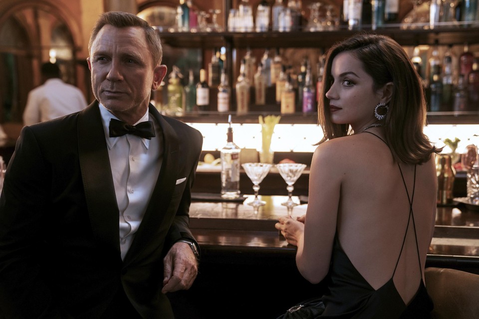 Een laatste keer Daniel Craig als James Bond, Ana de Armas als Bondgirl van dienst. Zij moet het stellen met hooguit tien zinnen in gebroken Engels. 