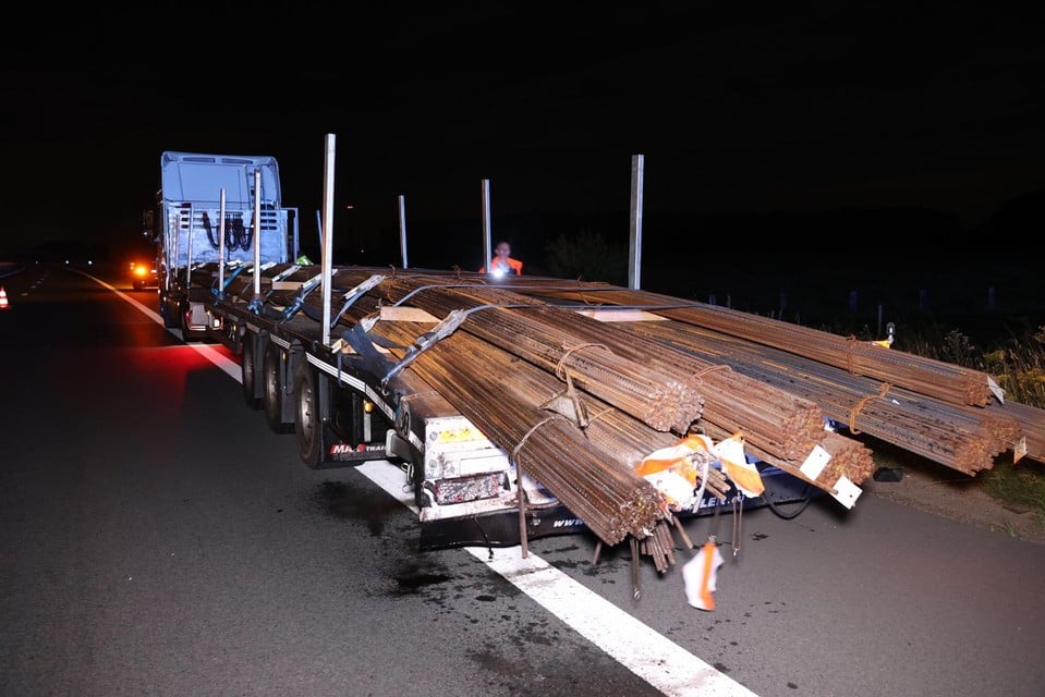 De auto boorde zich links achteraan in op de oplegger en werd in feite gespietst.