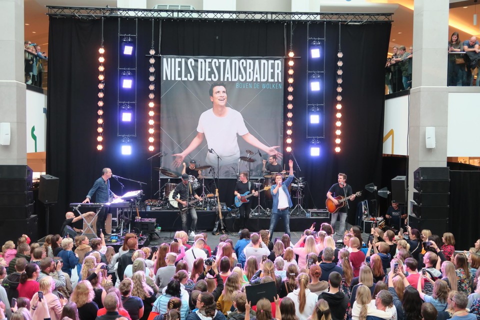 Taferelen van niet eens eens zo lang geleden: Niels Destadsbader zingt live voor een uitzinnig publiek in Wijnegem.