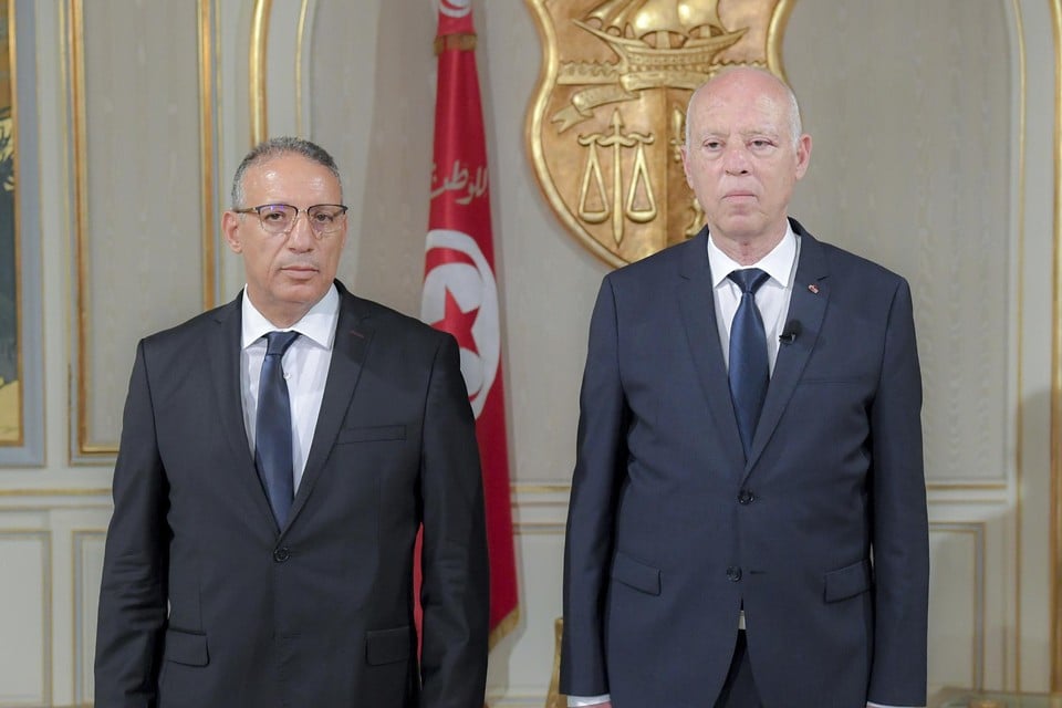 Nieuw waarnemend minister Ridha Gharsallaoui na zijn eedaflegging, met president Kais Saied.