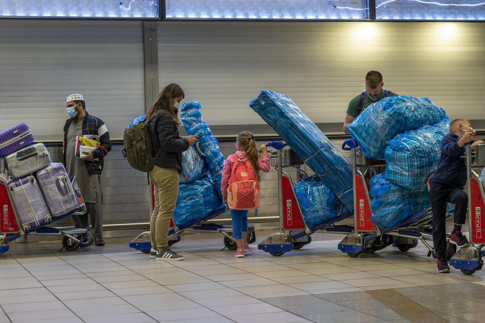 Reizigers wachten op hun vlucht in Johannesburg. 