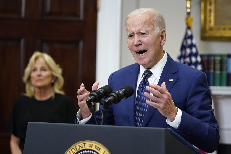 Joe Biden, met op de achtergrond zijn echtgenote Jill.  