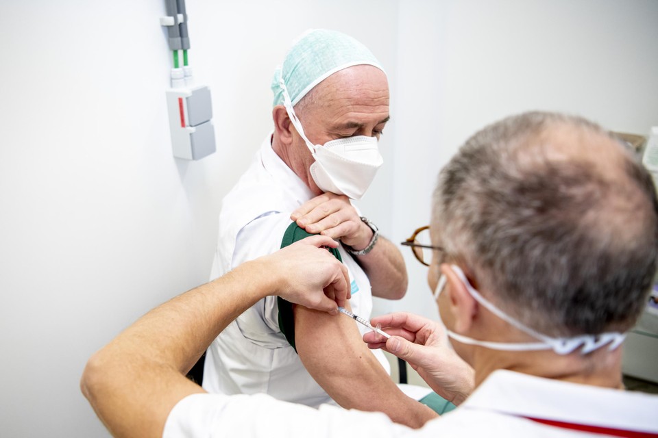 Er staan 84 profielen op de lijst van de “zorgverleners” die voorrang krijgen bij de vaccinaties. 