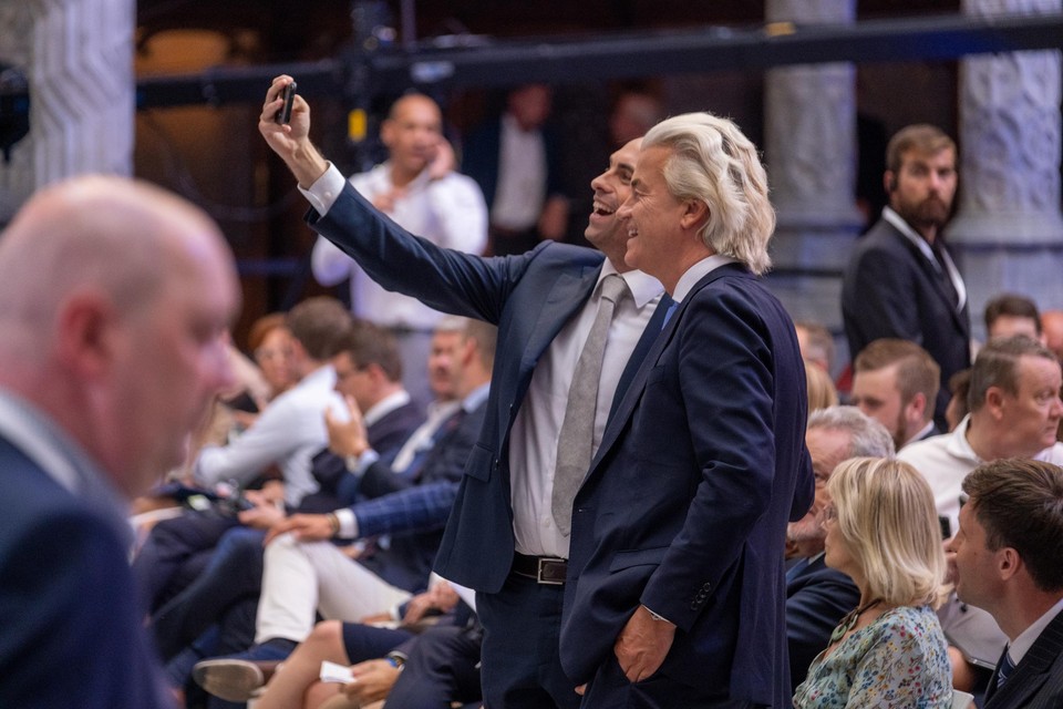 Tom Van Grieken poseert met Geert Wilders.  