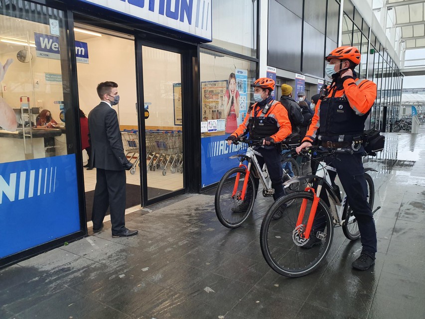 Medisch wangedrag schaal wat betreft In het wiel van de corona-fietspatrouille van de politie: “We staan heel  dicht bij de mensen en dat dwingt respect af” (Sint-Niklaas) | Het  Nieuwsblad Mobile